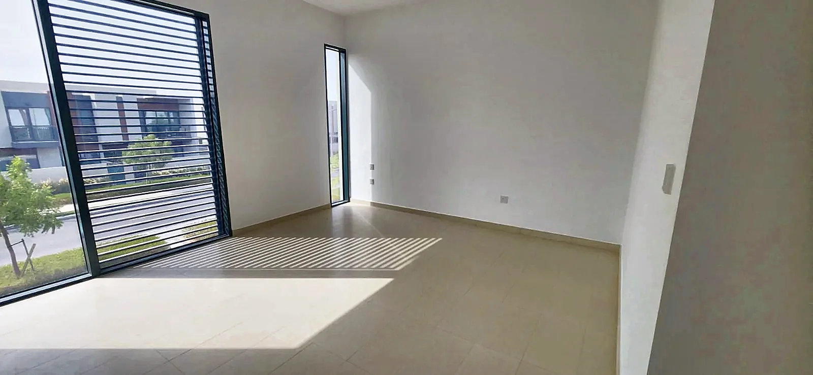 Sala familiar, acristalamiento de altura completa
