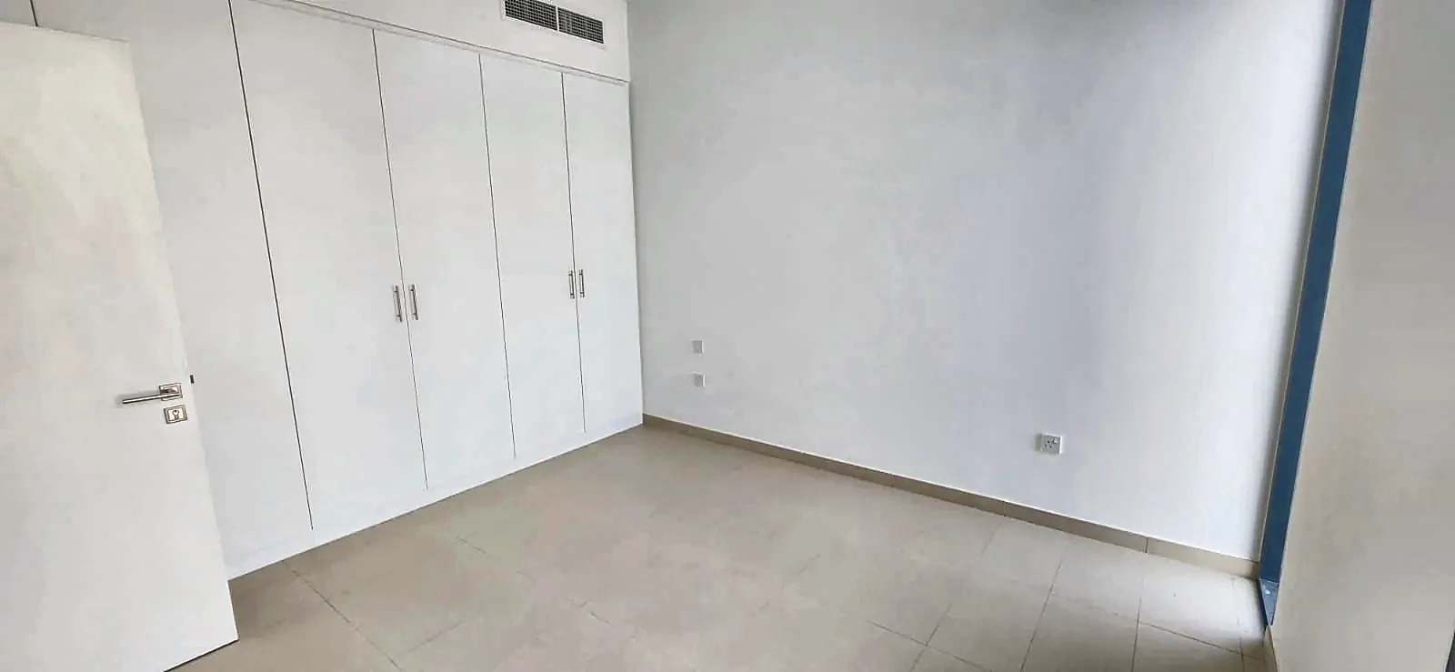 Dormitorio con armarios empotrados