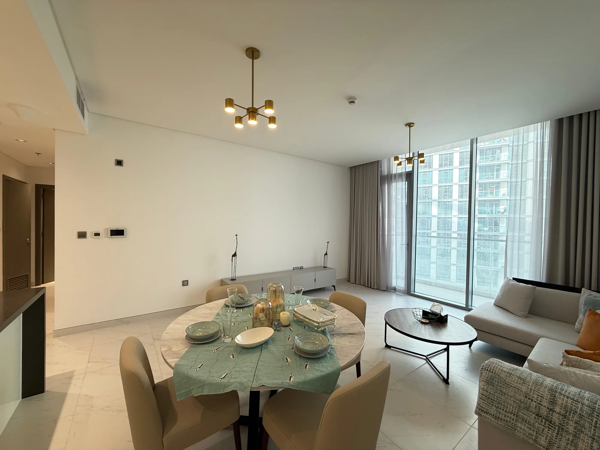 የተሟላ ሳሎን እና መመገቢያ ክፍል፣ The Residences at District One