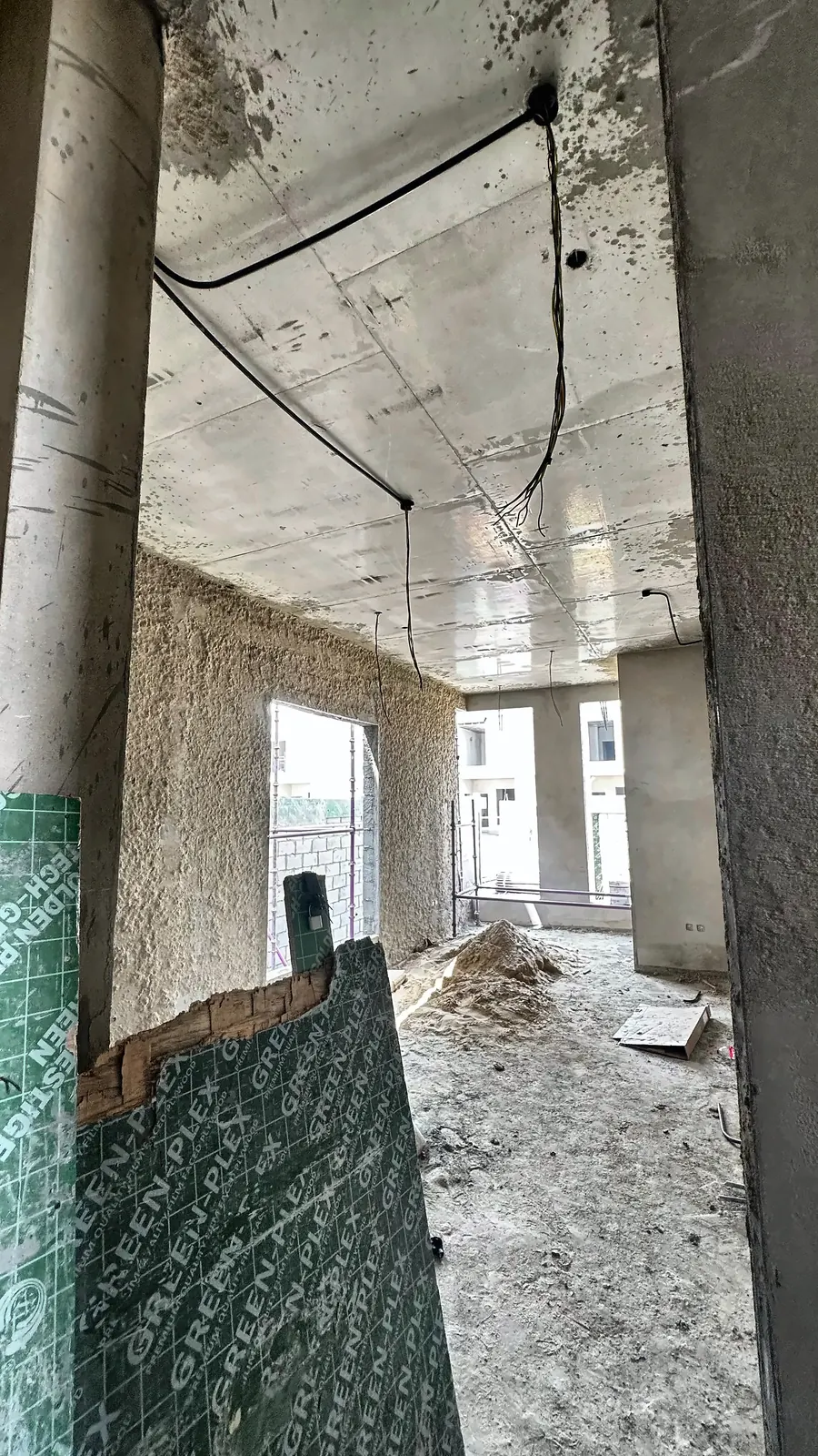 DOUBLE-HEIGHT INTERIOR
